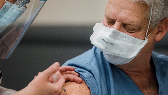 Itali/Vaksinim në krah të rremë silikoni! 50-vjeçari u përpoq të mashtronte mjekët për të marrë lejen e gjelbër