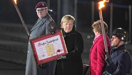 Kancelarja gjermane Angela Merkel largohet me nderime ushtarake! Fjalimi i lamtumirës: Shikojeni botën me sytë e të tjerëve