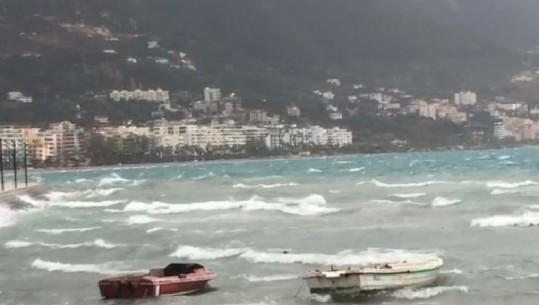 Reshje, erë e fortë dhe dallgë, ndalohet lundrimi mjeteve të vogla dhe të peshkimit në Vlorë, trageti i linjës me Italinë mbërrin sot me vonesë 