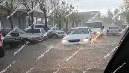 Rrugët shndërrohen në ‘lumenj’ në Shkodër, shiu vështirëson kalimin e qytetarëve dhe automjeteve 