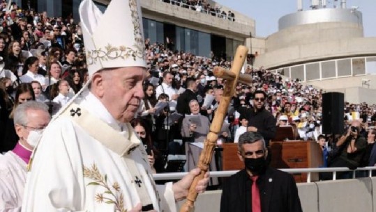 Tentoi të futej me thikë në stadiumin ku po mbante fjalën Papa Francesku, arrestohet 43-vjeçari në Qipro