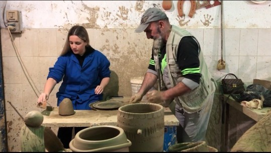 Arti i poçarisë në Korçë! Të rinjtë njihen me sekretet e mjeshtrit të qeramikës