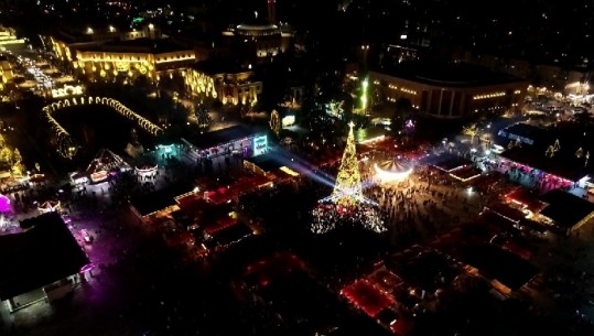 Ndizen dritat e pemës së Krishtlindjeve në Sheshin ‘Skënderbej’! Veliaj: Ftoj të gjithë shqiptarët dhe këdo që të vijë t’i kalojë festat në Tiranë 