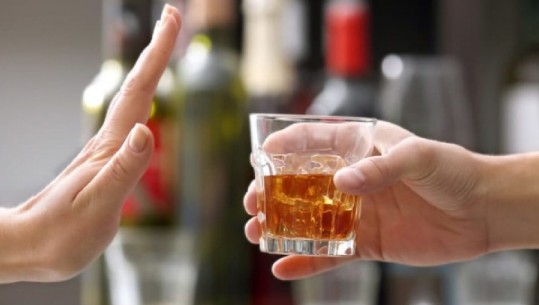 Sindromi i tërheqjes nga alkooli: Shkaqet, simptomat dhe trajtimi