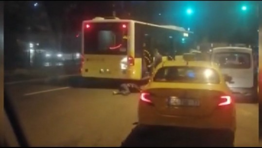 VIDEO/ Taksisti hodhi nga makina pasagjeren, që përplaset te gomat e autobusit! Momenti kapet nga kamerat