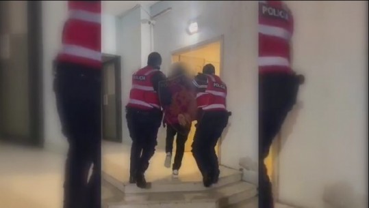 VIDEO/ Plagosja e 41-vjeçarit në Elbasan, arrestohet autori 24-vjeçar, Policia: E rrëzoi nga shkallët pas sherrit