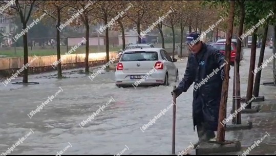 Reshje të dendura shiu, përmbyten disa rrugë në qytetin e Durrësit (VIDEO)