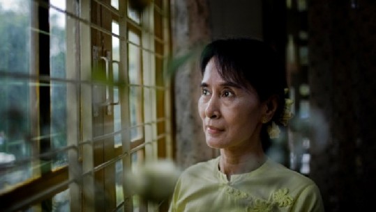 4 vite burg se theu rregullat anti COVID dhe nxiti protesta, dënimi i parë për ish-udhëheqësen e Mianmarit! Nga nobeliste për paqe në akuzat për gjenocid