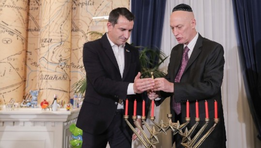 Festa e Hanukkah ndez festivalin e dritave në Bashkinë e Tiranës, Veliaj: 2022 një vit fantastik bashkëpunimi mes Tiranës dhe Izraelit