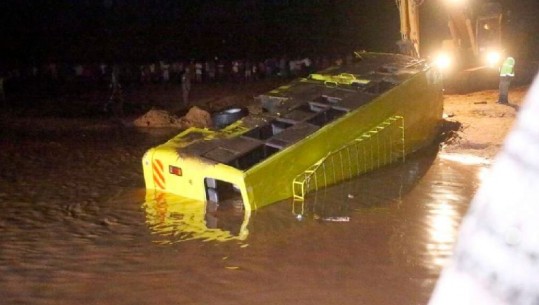 Aksident tragjik në Kenia, autobusi ‘përpihet’ nga uji, humbin jetën të paktën 23 persona