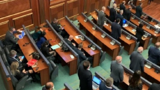 Parlamenti Kosovës 1 minutë heshtje për humbjen e senatorin amerikan, deputetët serbë nuk nderojnë Bob Dole