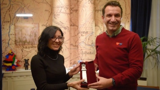 Kryebashkiaku i dhuron “Kullën e Sahatit” ministres italiane për Politikat Rinore, Fabiana Dadone! Veliaj: Fqinjësia e mirë dhe bashkëpunimi, e vetmja mënyrë për të ecur përpara