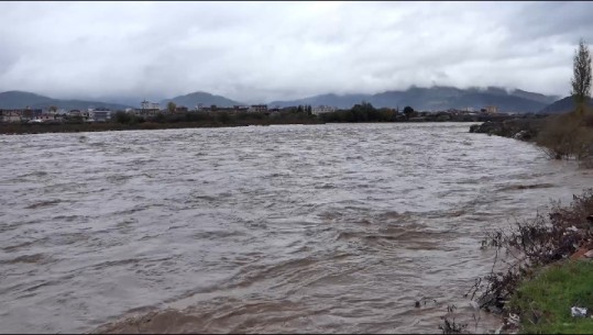Rezervuarët dhe përrenjtë kërcënojnë me përmbytje Gramshin dhe Peqinin dhe Cërrikun, drejtuesit lokal: Ministria e Bujqësisë nuk na ofron ndihmë!