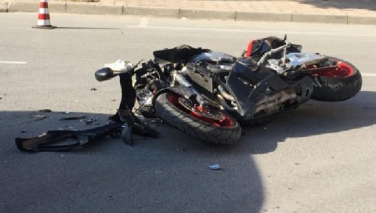 Përplasi motoçiklistin pasi shkeli rregullat e qarkullimit në Elbasan, arrestohet shoferi i ‘Audit’, nis hetimi edhe për të dëmtuarin, mbante motorin pa patentë
