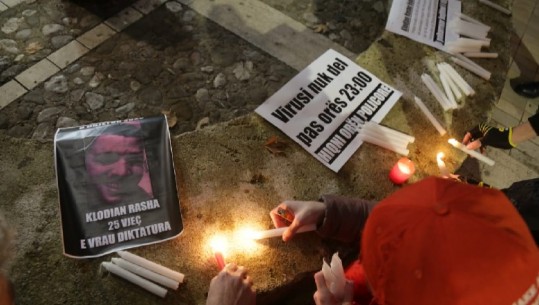 'E vrau diktatura'/ Homazhe për Klodian Rashën tek Ministria e Brendshme, ndizen qirinj dhe vendosen foto	