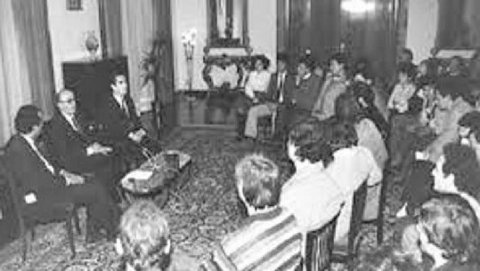   DOSJE/ 11 dhjetori 1990: Presidenti Ramiz Aliaj me përfaqësues të studentëve, debat edhe shprehje dashurie: Më thanë se në një depo është vjedhur një arkë me grante! S'më erdhi mirë që nuk m’u bindët
