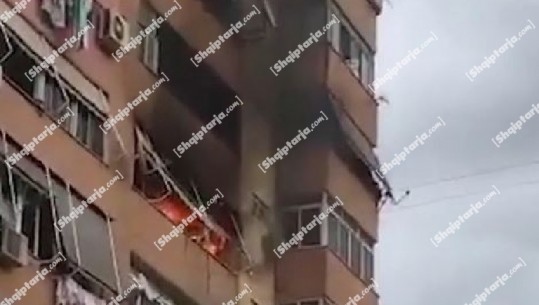 Shpërthen bombola e gazit në Tiranë, banesa ‘përfshihet’ nga flakët, tymi i zi gjen dalje nga ballkoni (VIDEO)