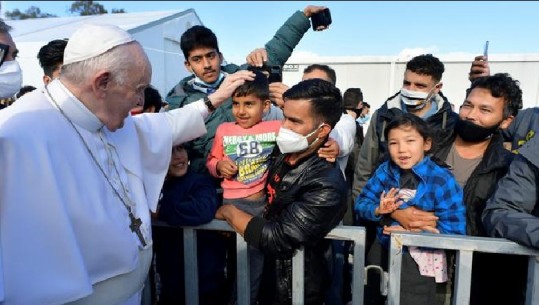 ‘Deti varrezë e ftohtë pa gurë varri’, Papa Françesku kritikon ashpër Europën: Mos i mbyllni dyert refugjatëve