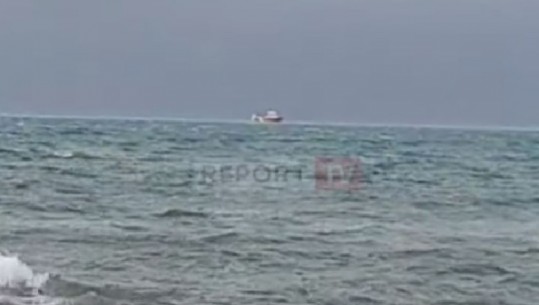 Prej më shumë se 8 orësh, 118 pasagjerët në tragetin në Vlorë ende në det! Stuhia bën të pamundur ankorimin