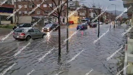Reshjet e dendura të shiut, rrugët e Vlorës nën pushtetin e ujit! Vështirësi në qarkullim