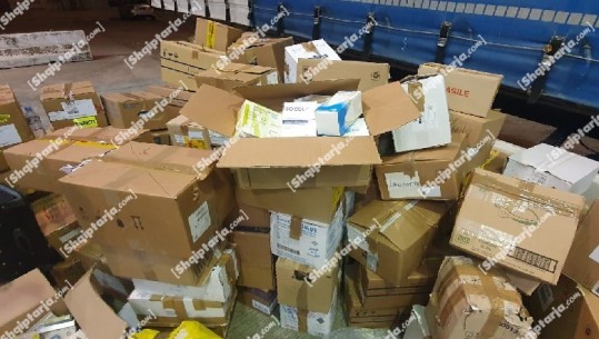 Sekuestrohen 2 ton ilaçe kontrabandë në Portin e Durrësit! Medikamentet me vlerë 119 mijë euro u sollën si ndihma humanitare! Një në pranga dhe një në kërkim