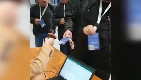 Në radhë njëri pas tjetrit, tregojnë kartën e anëtarësisë, si skanohen delegatët e Berishës