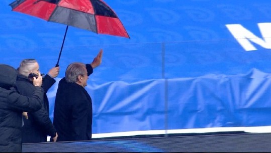 'Sekondat e fundit', me dy gishtat lart, duke përshëndetur delegatët e militantët, Berisha mbërrin në 'Air Albania'