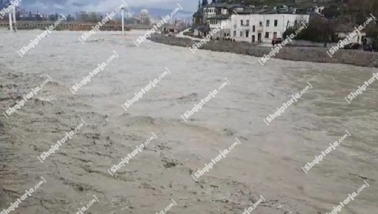 Reshjet e shiut, lumi Osum në kuotat maksimale! 13 fshatra pa energji elektrike në qarkun e Beratit