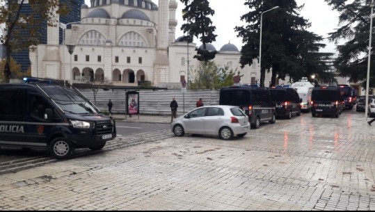 Frikë për trazira?! Policia rrethon selinë e PD-së, furgonë me uniforma blu te Parlamenti dhe xhamia (VIDEO)