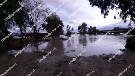 Situatë alarmante në lumin e Vjosës, çahet diga e urës së Mifolit! Uji po depërton në pjesën e poshtme të saj(FOTO)