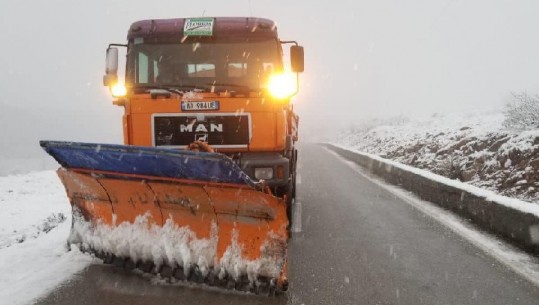Reshjet e dëborës, ARRSH apel shoferëve: Ulni shpejtësinë, vendosni zinxhirë