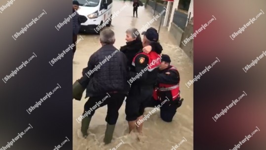 Heronjtë e ditës së sotme, momenti kur policët shpëtojnë të moshuarën në Fier (VIDEO)
