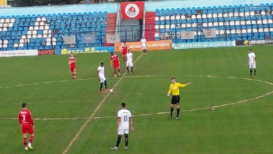 Stadiume tallashi, elita e futbollit shqiptar bëhet qesharake! Kastrioti-Egnatia me vijëzime ‘alla-shqiptarshe’ 