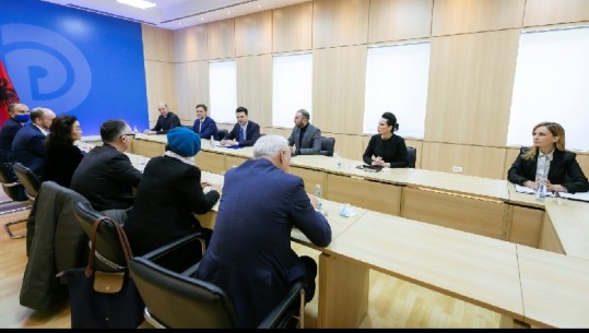 Berisha tentoi të marrë PD, Kim, Soreca dhe ambasadorët e BE në selinë blu! Basha: Takimi ishte për të djeshmen, të sotmen dhe të ardhmen 