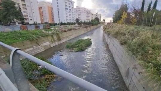Skandali/ Miliona euro investime, Durrësi nuk e heq 'njollën', ujërat e zeza derdhen në det! Vëzhgimi i Report TV në shëtitoren 'Taulantia'