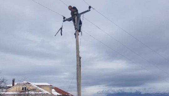 Bora kaplon Korçën dhe lë pa energji elektrike disa fshatra, elektricistët në terren! Prefekti i qarkut: Situata nën kontroll, akset rrugore të kalueshme