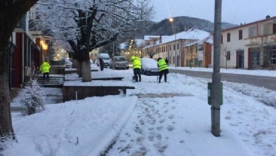 Bora kaplon Korçën dhe lë pa drita disa fshatra, elektricistët në terren! Prefekti i qarkut: Situata nën kontroll! Në errësirë edhe zona rreth Kalasë së Dodës në Dibër