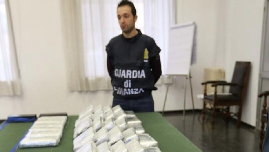 'Zarfi me para' e nxjerr zbuluar para efektivëve, arrestohet 37-vjeçari shqiptar në Itali, në banesë i gjendet 10 kg kokainë
