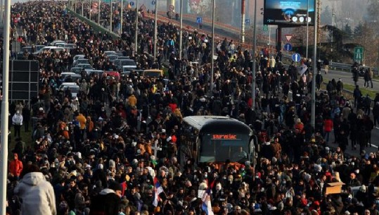 DW: Protestat në Serbi, a po dobësohet fuqia e Vuçiç?