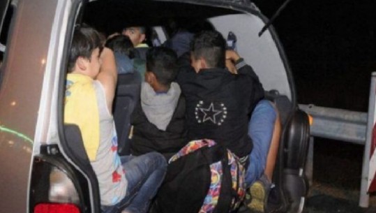 U kap me 5 emigrantë të paligjshëm në makinë, arrestohet 34-vjeçari në Himarë