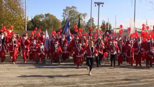 ‘Babagjysh për një vrapim’, qindra qytetarë pjesë e garës për bamirësi në Athinë (VIDEO)