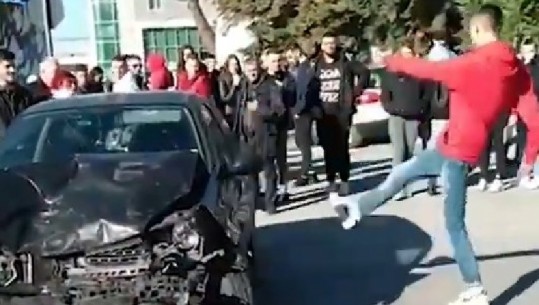 Aksident pranë Universitetit të Sporteve në Tiranë, 4 të plagosur! I riu godet me shqelma makinën (VIDEO)