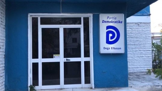 'Luftë bravash' në PD, pas disa zyrave në Tiranë kyçen dyert e selive edhe në Elbasan e Shkodër! Zyrtarët e degëve: S'e kemi bërë ne! Berisha: S'ka dryn që na ndal