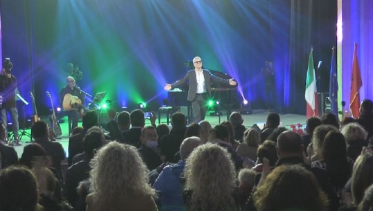 Michele Zarrillo koncert në teatrin 'Petro Marko' në Vlorë, këngëtari i njohur italian elektrizon publikun me hitet e tij