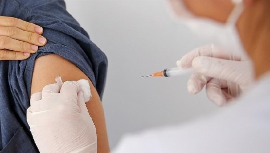 E paparë ndonjëherë/ Një person vaksinohet për të tjerët, mjafton ta paguani 25 euro! Çudia në Greqi