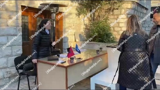 VIDEOLAJM/ Mbështetësit e Berishës votojnë në rrugë për referendumin! Kryetari i degës në Sarandë merr çelësin e zyrës dhe ikën