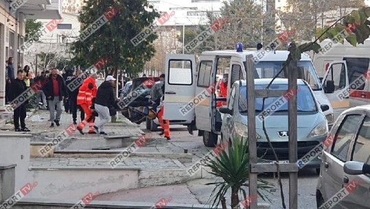 I shtrirë në rrugë dhe i plagosur rëndë, momenti kur ambulanca merr 34-vjeçarin që iu bë atentat në Vlorë