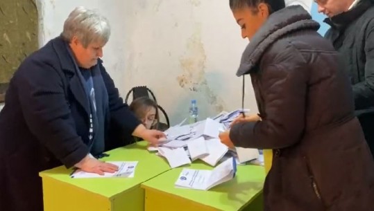 Rezultatet e referendumit në qarkun e Elbasanit, 3257 anëtar votuan pro shkarkimit të Bashës