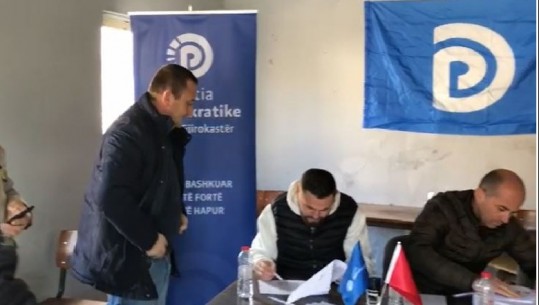Në qarkun e Gjirokastrës 13 anëtare votuan kundër shkarkimit të Bashës, në Përmet të gjitha votat pro