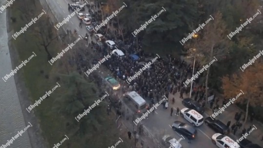 Ja sa protestues ka mbledhur sot Berisha, Report Tv sjell pamjet me dron (VIDEO)